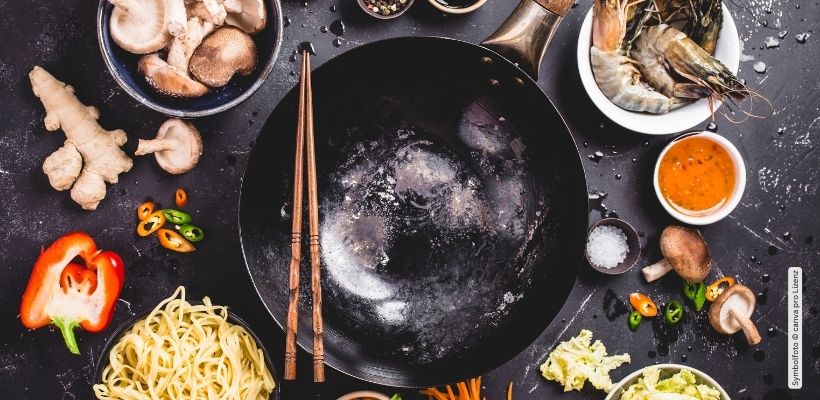 Küchenhelfer für die Zubereitung von asiatischen Gerichten