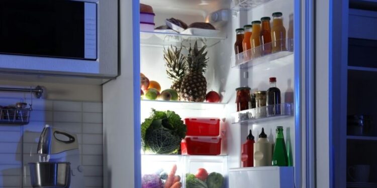 Den Kühlschrank in 5 Schritten aufräumen – einfach und effektiv